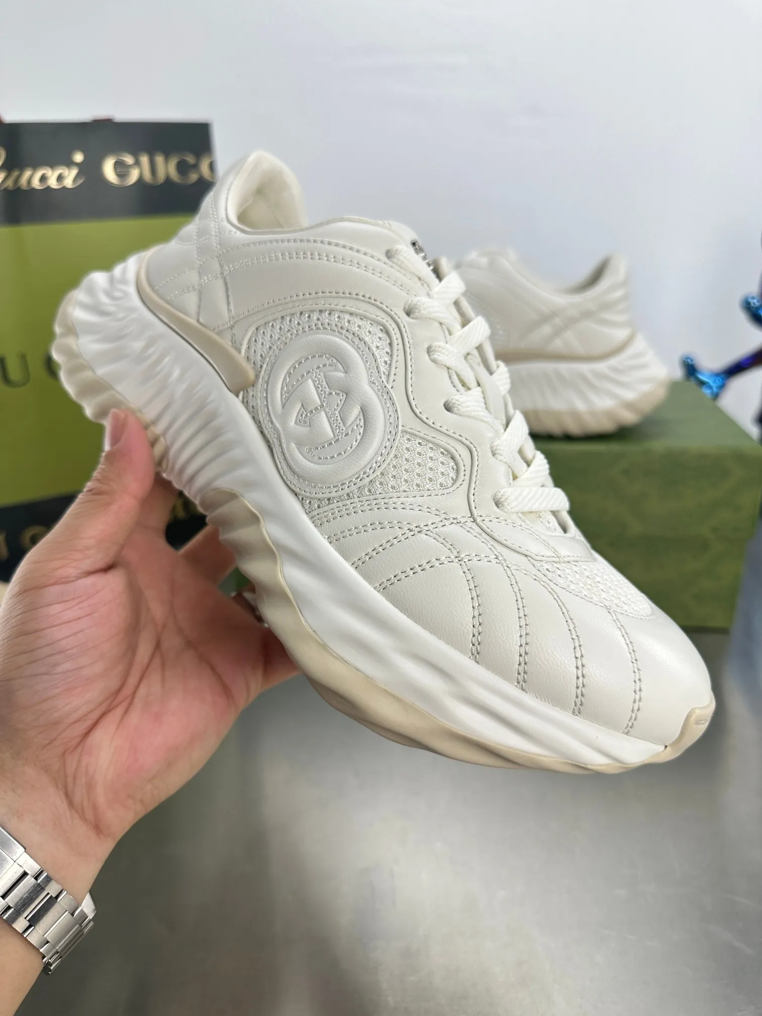 👟👟Ex-factory price 800👟👟 Top version 🔝Purchased and developed from the original version. This new sneaker adopts a thick-soled design, with stitched sheepskin upper and breathable mesh. Show full sense of technology. The 3D effect interlocking double G leather patch and Gucci letter metal accessories, two brand logo details, inject a dazzling texture into the overall design. The details are more substantial! ...